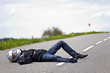 Photo en ligne au meilleur prix motard accident� allong� sur route apr�s accident de moto