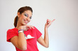 ragazza allegra indica con le mani