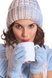 Frau im Winter mit Tasse in den Händen