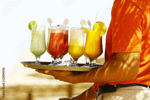 Foto: Waiter serving drinks / cocktails on the beach Waiter serving drinks / cocktails on the beach