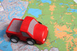 modellino automobili su carta geografica