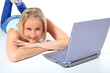 Junge Frau nutzt Notebook Computer