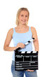 Junge Frau hält Filmklappe