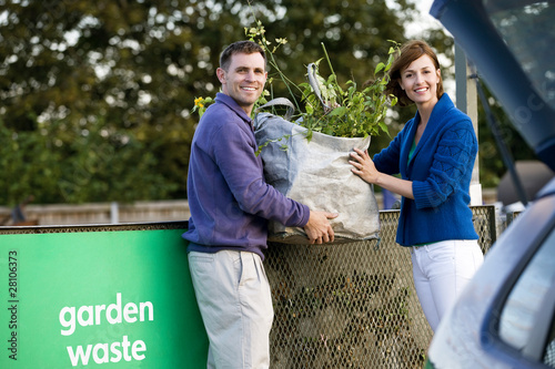 Foto: A mid-adult couple recycling garden waste A mid-adult couple recycling garden waste