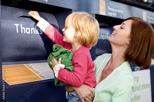 Foto: A mother and daughter recycling clothes A mother and daughter recycling clothes