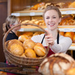 sympathische verkäuferin mit brötchen im korb sympathische verkäuferin mit brötchen im korb
