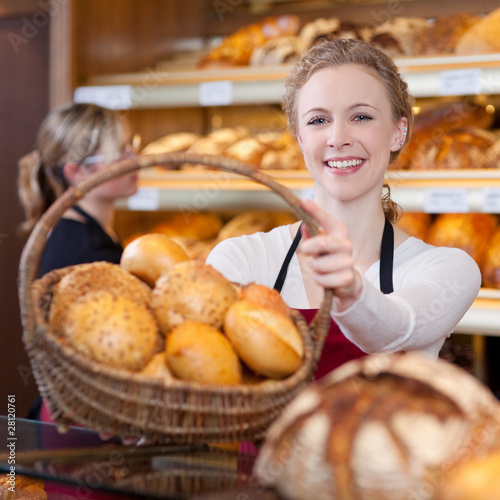 Foto: sympathische verkäuferin mit brötchen im korb sympathische verkäuferin mit brötchen im korb