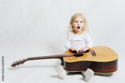 Cute Small Girl Images on Photo  Cute Little Girl Singing And Playing Guitar    Elinakursite99