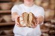 bäcker bricht brot