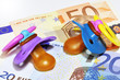Zwei Schnuller auf Euro-Geldscheinen