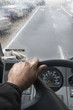 conductor bajo lluvia