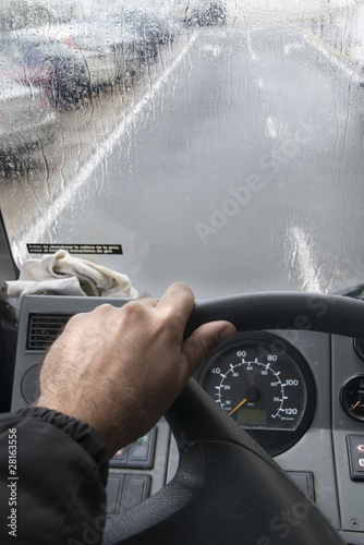 Photo: conductor bajo lluvia conductor bajo lluvia
