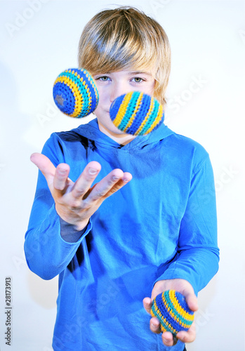 Photo: Junge jongliert Junge jongliert
