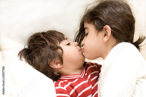 Foto: bambini che si baciano bambini che si baciano