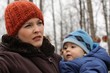 mere et son enfant a l exterieur