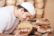 bäckermeister prüft brotqualität