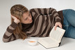 Frau liest Buch