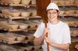 lächelnde bäckermeisterin bei der arbeit