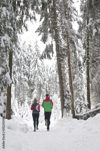 Photo: Joggen im Winterwald Joggen im Winterwald
