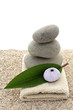 Petite décoration zen de galets ronds sur sable blanc