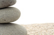 Galets ronds sur lit de sable blanc