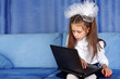 Foto: hard day in learning - girl with laptop and red apple in sofa hard day in learning - girl with laptop and red apple in sofa