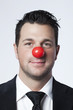 portrait humoristique de jeune entrepreneur jovial