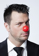 homme d'affaires clown avec regard en coin