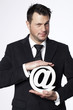 homme d'affaires ironique avec symbole web