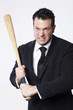 homme perturbé avec batte de baseball