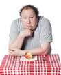 gros homme interrogation devant une pomme