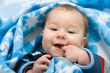 Baby mit Finger im Mund
