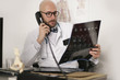 Arzt am Telefon