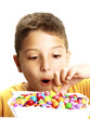 Niño comiendo golosinas.