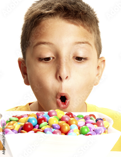 IMAGEN NINO COMIENDO GOLOSINA imagen nino comiendo golosina: