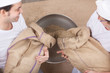 zwei bäcker schütten korn in die mühle