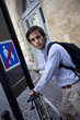 Jeune homme beau masculin ville vélo cycliste deux roues Jeune homme beau masculin ville vélo cycliste deux roues