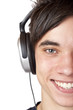 Gesichtsausschnitt eines glücklichen Jugendlichen der Musik hört