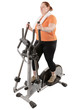 XXL-Model auf Hometrainer, Frau mit Crosstrainer