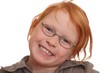 Lächelndes rothaariges Mädchen mit Brille
