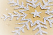 Schneestern auf goldenem Hintergrund