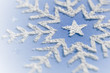 Schneestern auf blauem Hintergrund