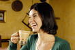 ragazza che beve il caffelatte
