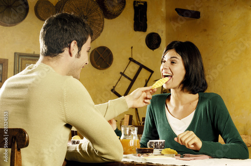 Photo: coppia che mangia coppia che mangia