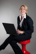Businessfrau am Hocker (teilw.)