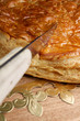 Galette des rois frangipane coupée au couteau