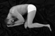 Mann in Embrio Pose, Schwarz Weiss, quer