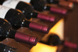 Bouteilles de vin sur une étagère