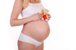 isolierte schwangere Frau mit Stofftier Babybauch