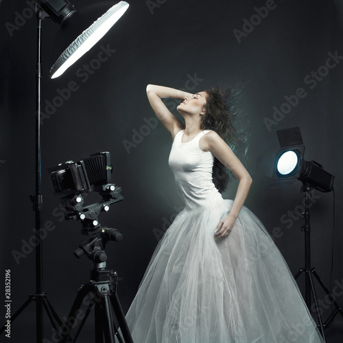 Foto: Beautiful woman pose in photo-studio Beautiful woman pose in photo-studio